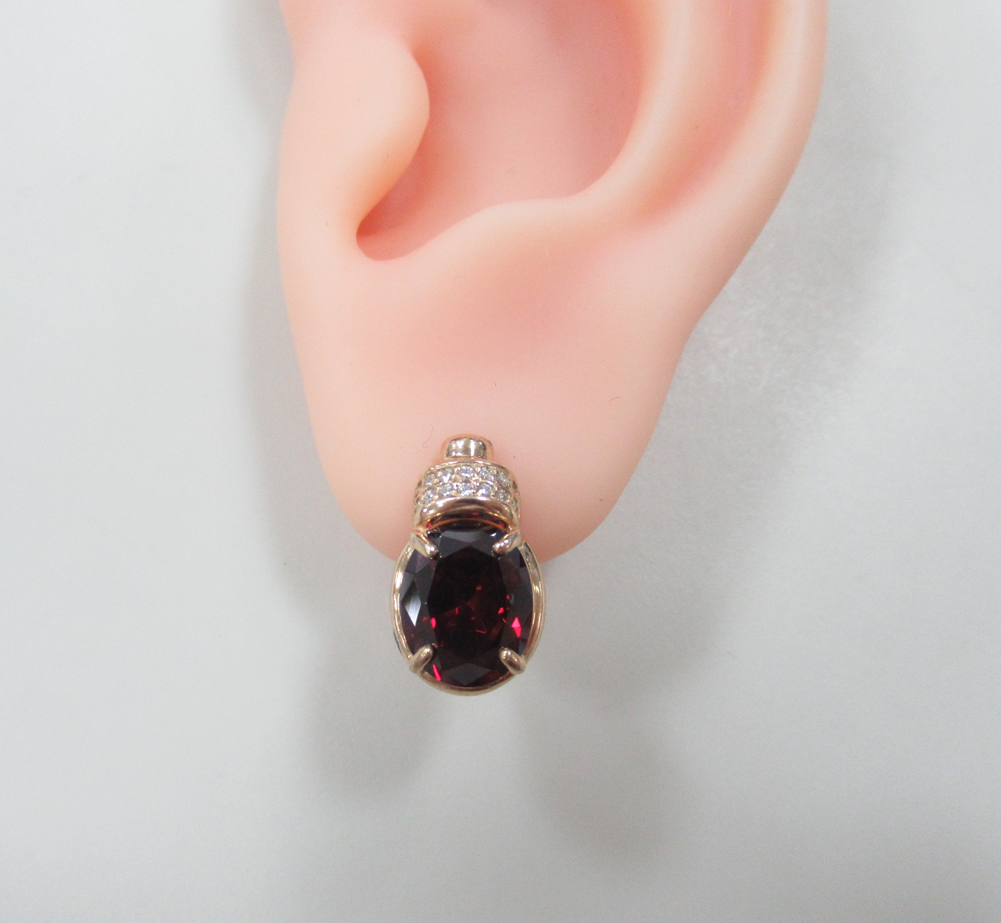 Серебряные серьги 925 пробы; вставки 2 Фианит цв.гранат; 28 Куб. Цирконий бесцв.;